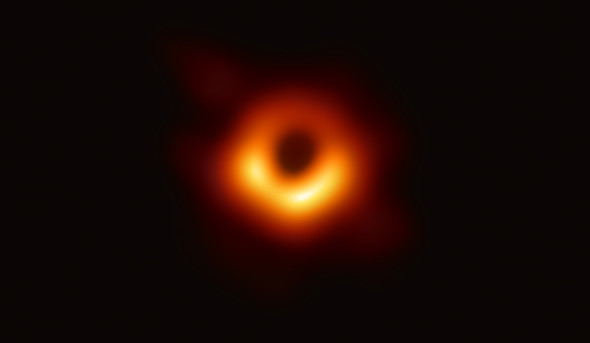 M87の中心に位置する巨大ブラックホール