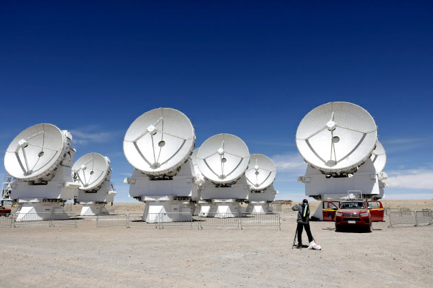 南米チリにあるアルマ望遠鏡の電波アンテナ群（11月、チリ北部のアタカマ高地）