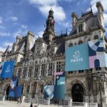パリオリンピックの旗を掲げているパリ庁舎