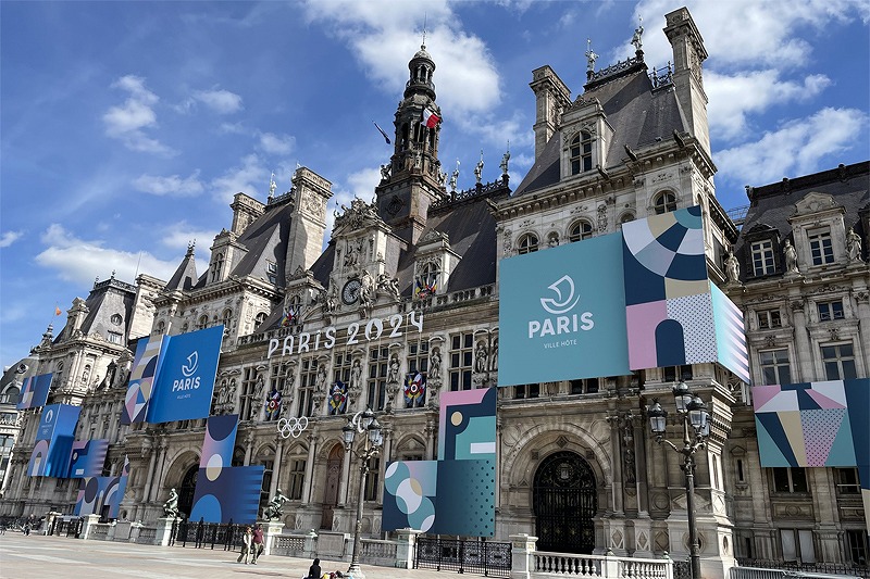 パリオリンピックの旗を掲げているパリ庁舎